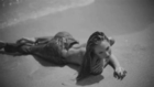 Sexy: Candice Swanepoel halbnackt am Strand